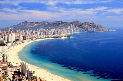 Греция и Испания планируют принимать иностранных туристов уже в мае